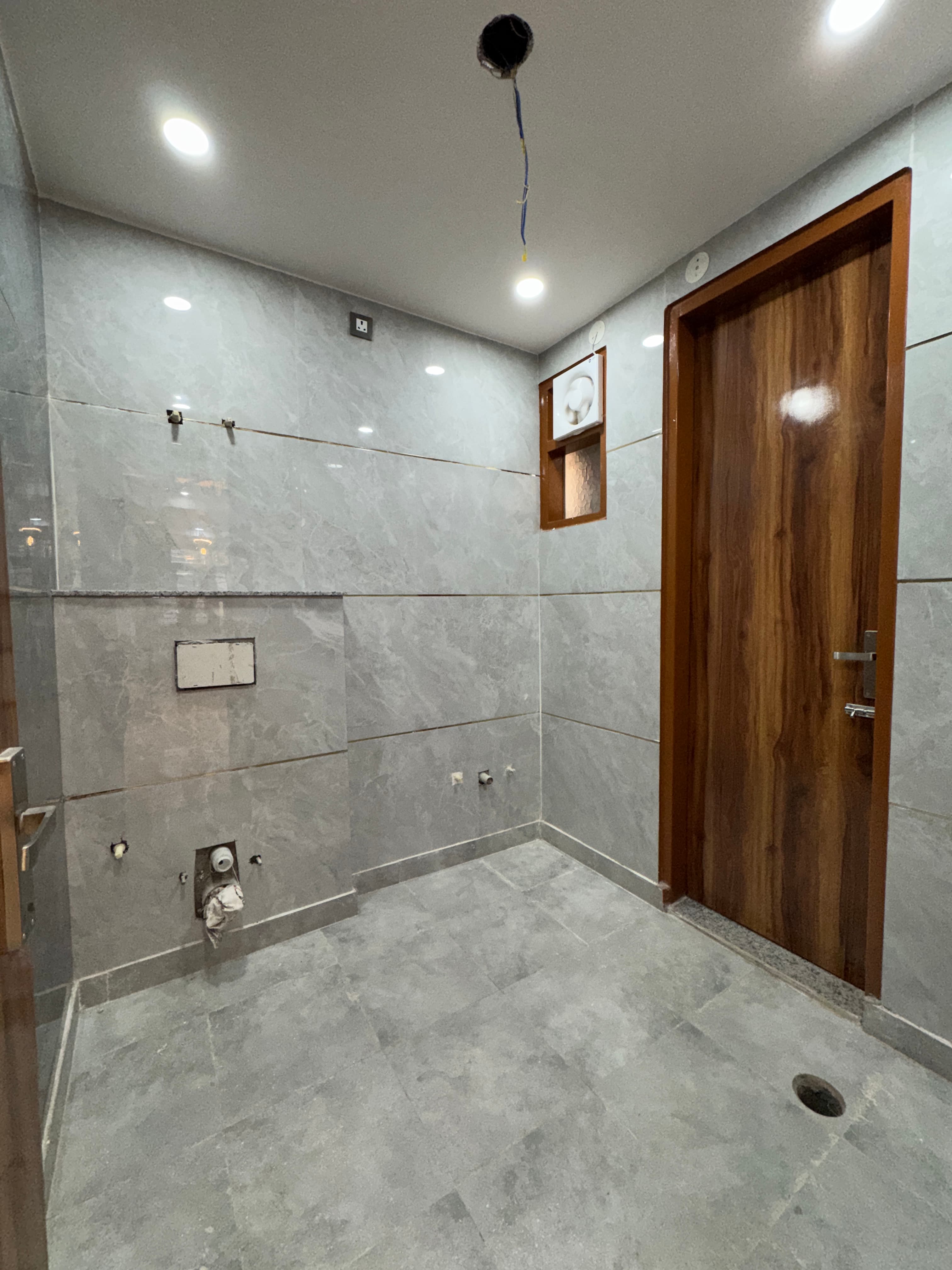 Ready to Move 3BHK Semi Furnished Flat in Dwarka Delhi | 100m from Metro thumbnail 5