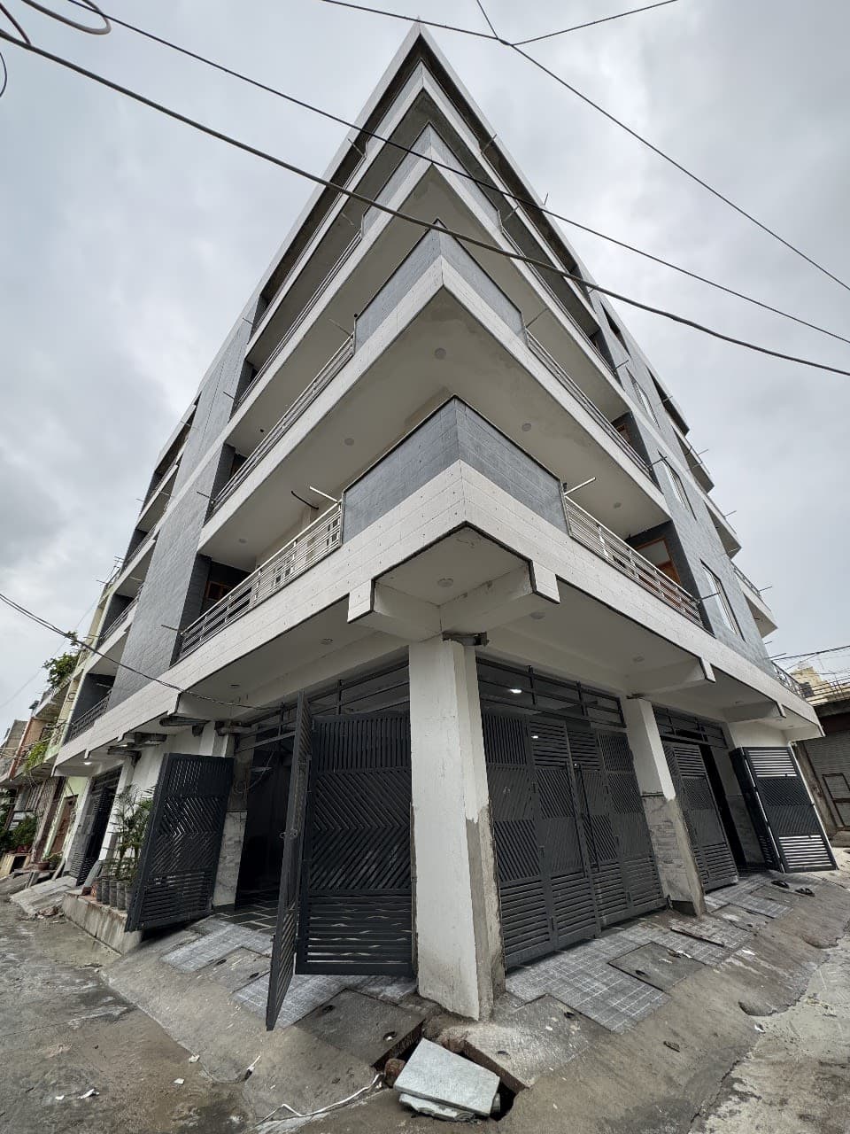 Spacious 3BHK Builder Floor | 90 Gaj | Prime Location - Image 2