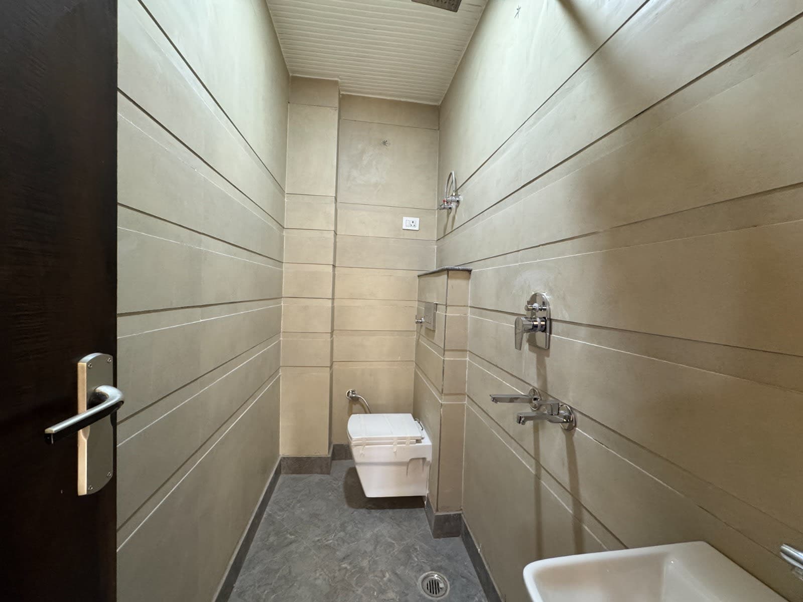 Fully Furnished 2BHK | 70 Gaj Flat - Near Dwarka Expressway - Image 3