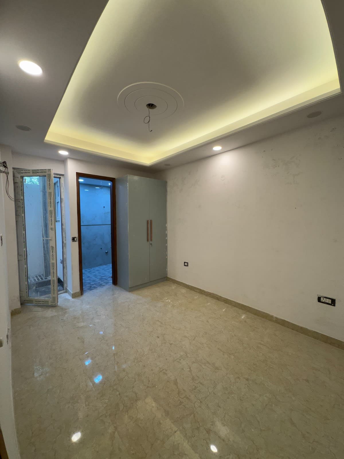 Luxurious 4BHK Top Floor Flat in Chhatarpur – Prime Location - Image 1