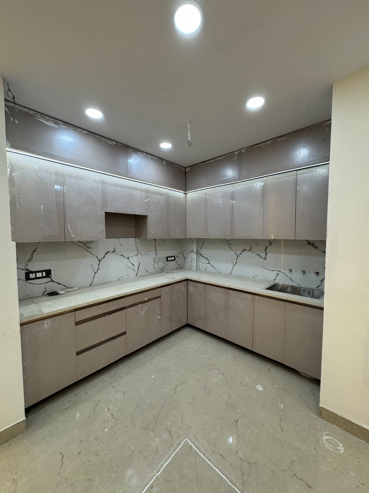 Luxurious 4BHK Top Floor Flat in Chhatarpur – Prime Location - Image 4