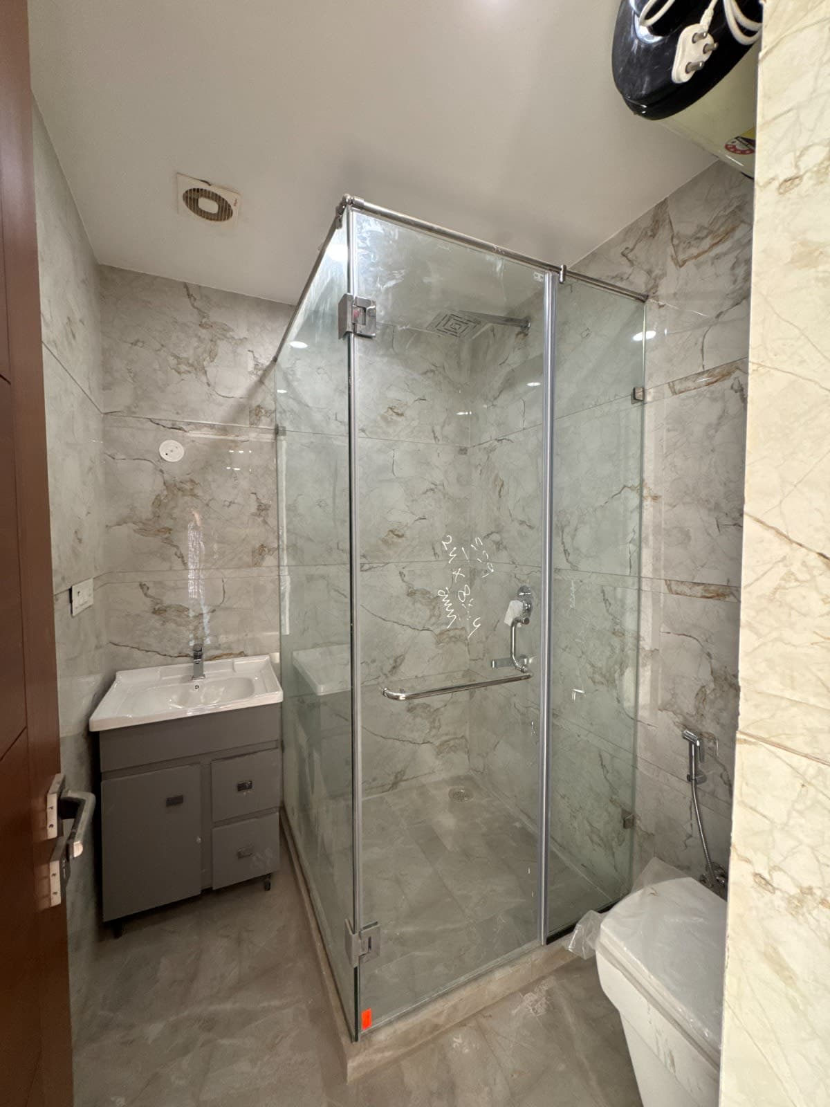 Luxurious 4BHK Top Floor Flat in Chhatarpur – Prime Location - Image 2