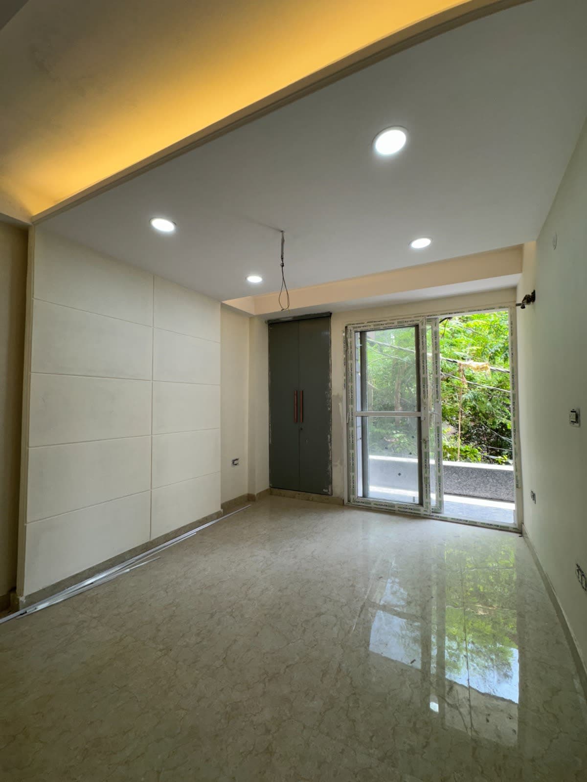 Luxurious 4BHK Top Floor Flat in Chhatarpur – Prime Location