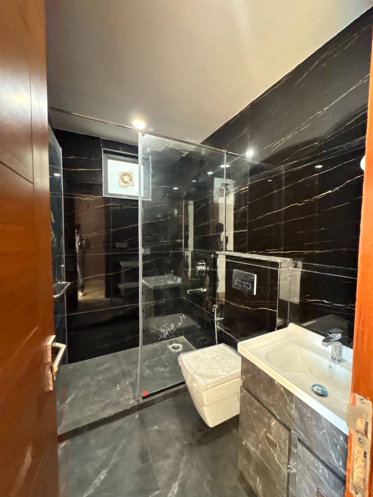 Luxurious 4BHK Top Floor Flat in Chhatarpur – Prime Location - Image 3