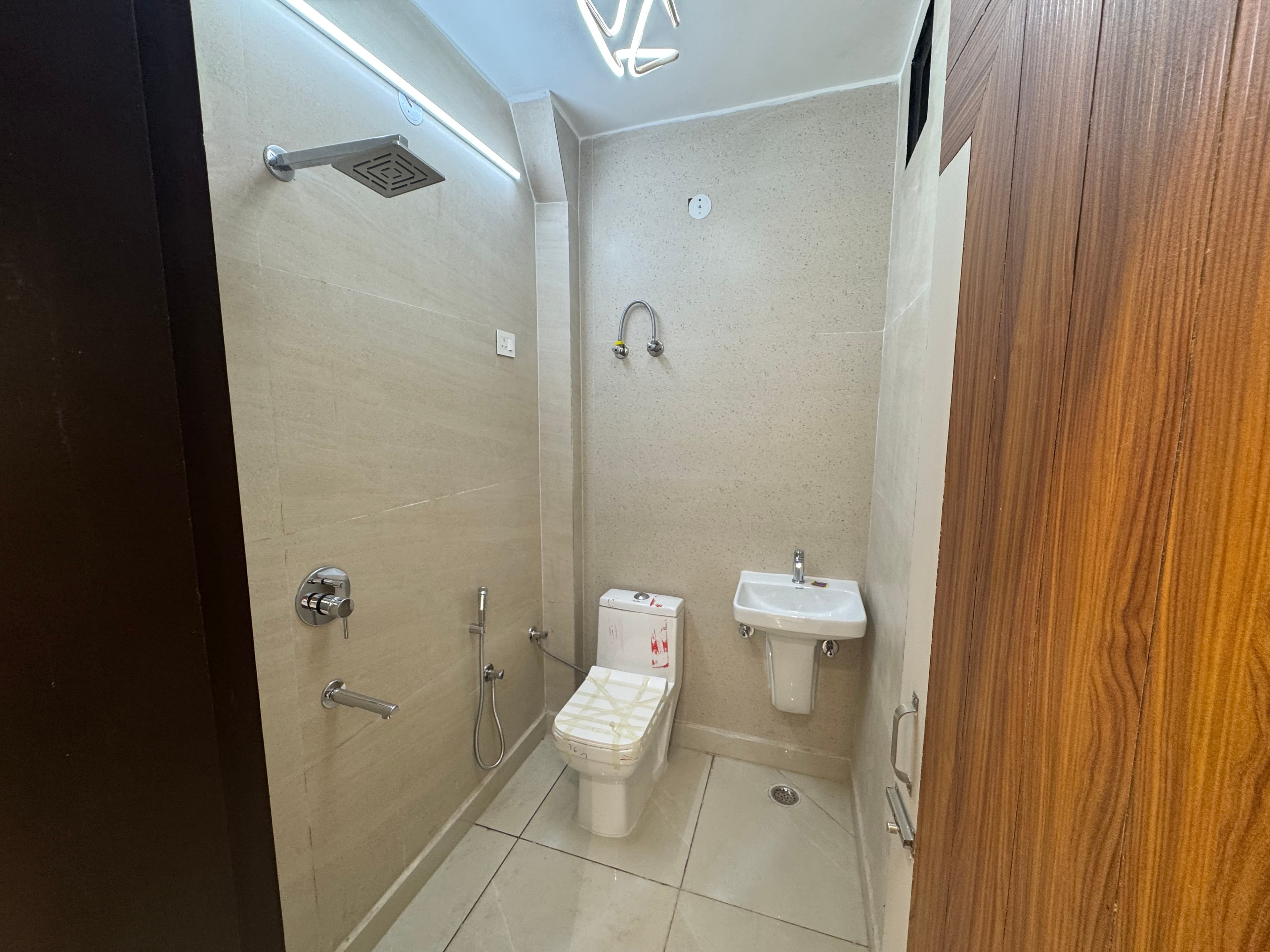 Modern 3 BHK Family Home - Near Nawada Metro - Image 4