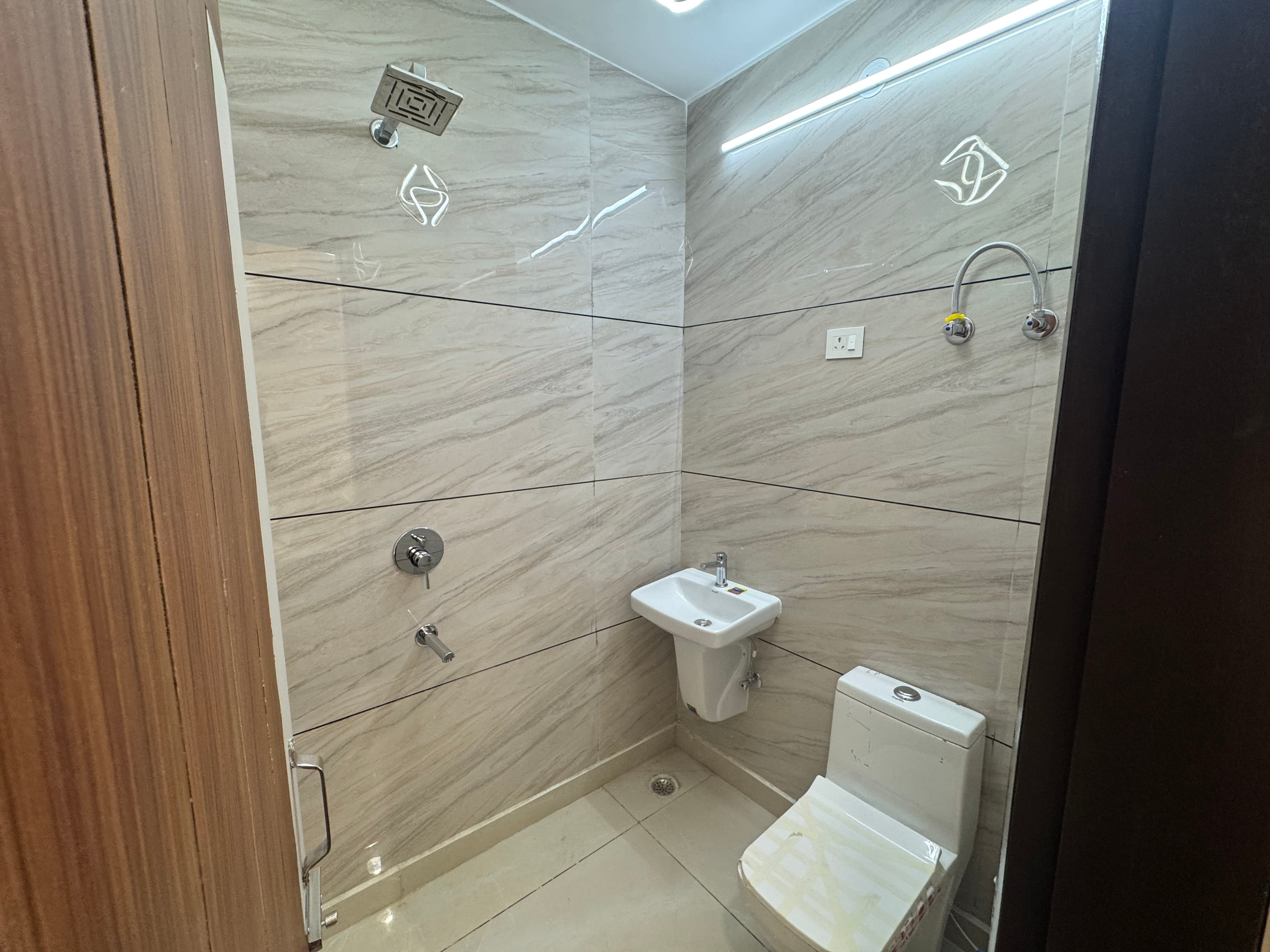 Modern 3 BHK Family Home - Near Nawada Metro - Image 1