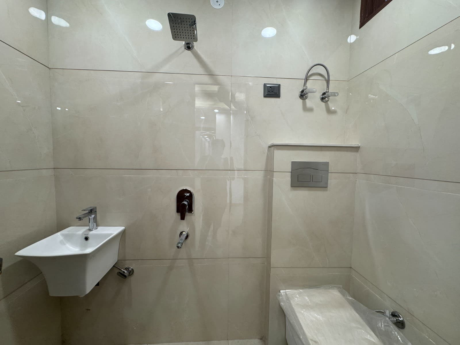 3 BHK Flat Near Nawada Metro Delhi - Image 1