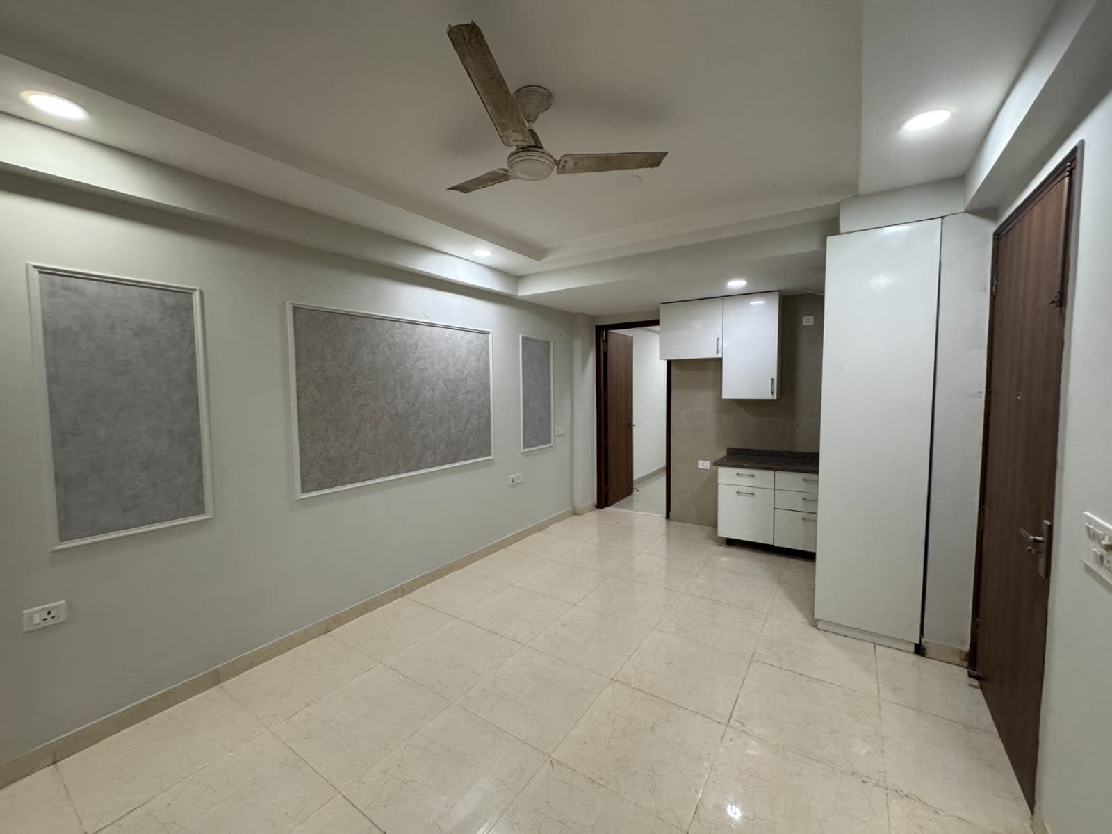 Spacious 3 BHK Flat in South Delhi spotlight image